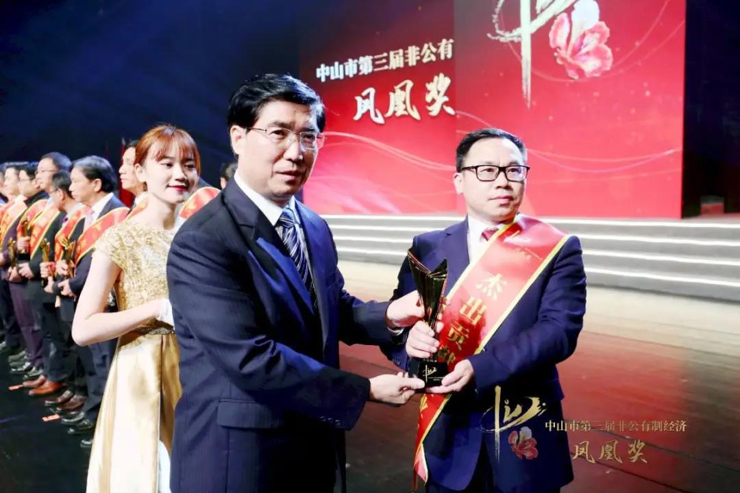 市委書記賴澤華親自頒獎，迪歐集團執行總裁李賤根代表黃壽金董事長領獎