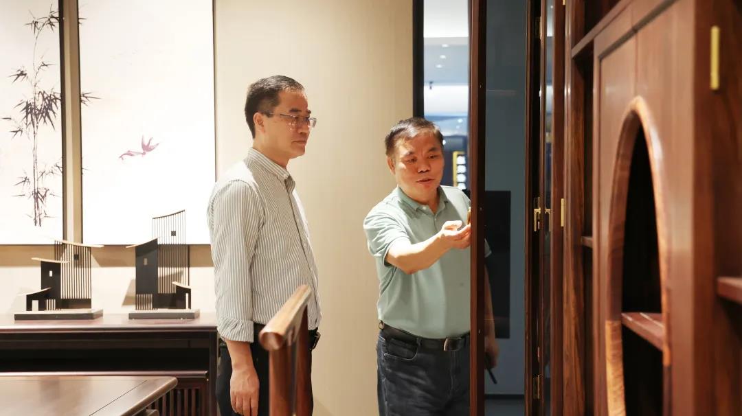 王克會長現場感受展廳家具的工藝、性能以及產品優勢