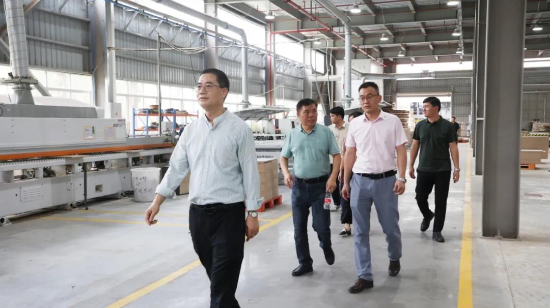 在睦洲工業園生產車間內，王克會長近距離感受現代化的生產管理體系