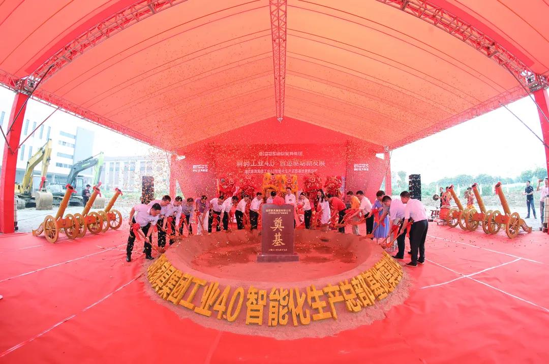 出席奠基儀式的領導、嘉賓共同為項目奠基培土