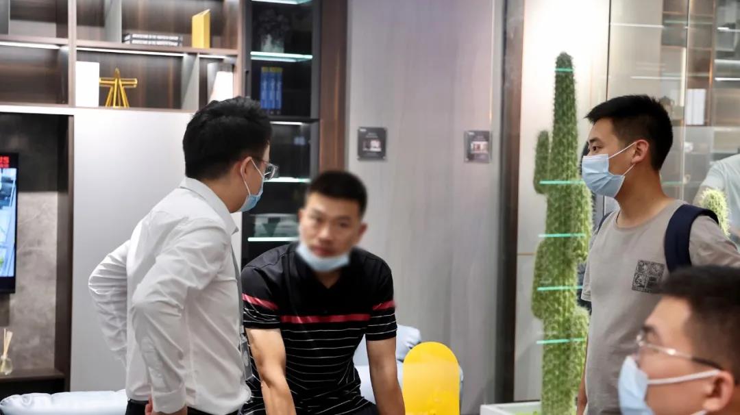 館內人氣持續不斷升溫，觀展客商前來迪歐展館咨詢、洽談