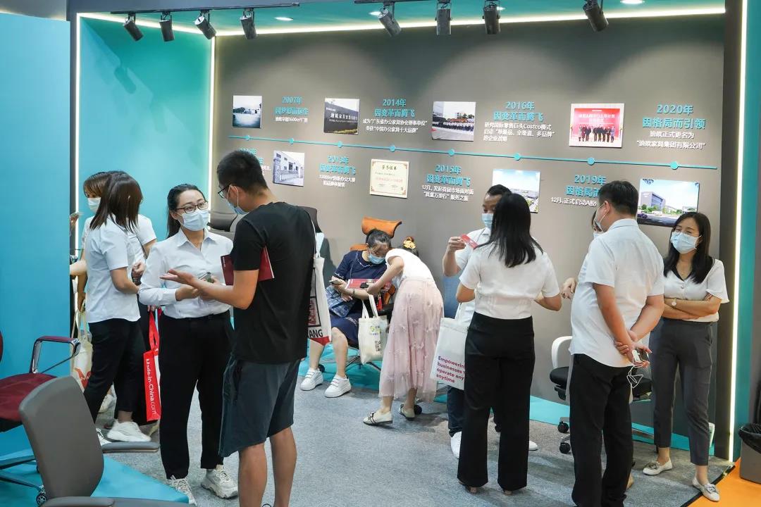 圖丨展位現場，目之所及皆是前來咨詢的客商，人氣指數爆棚