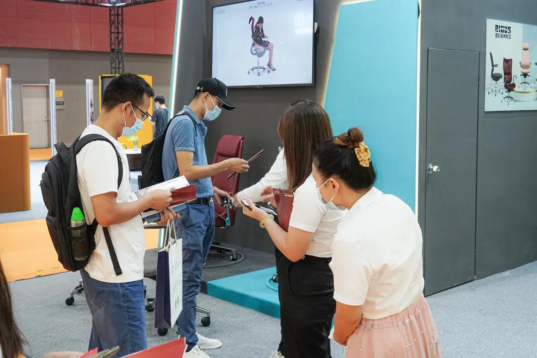 圖丨展位現場，目之所及皆是前來咨詢的客商，人氣指數爆棚